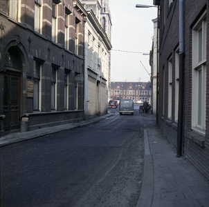 859516 Gezicht in de Korte Nieuwstraat te Utrecht, met op de achtergrond het Domplein.